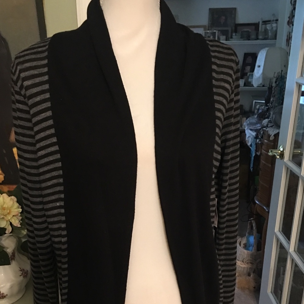 ⭐️Super cute gray/black striped open cardigan